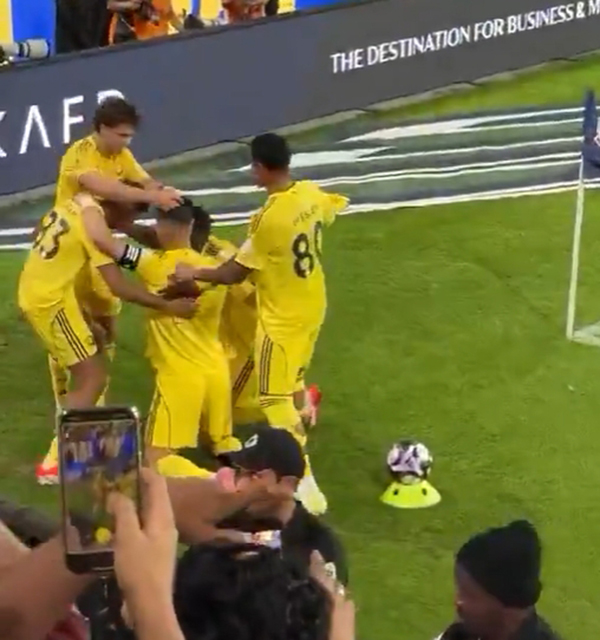 绝杀瞬间！<a href=/player/zuqiuxiangguan/122.html target=_blank class=infotextkey>菲利克斯</a>给C罗戴上“胜利信物”，C罗跳舞回应嗨爆！