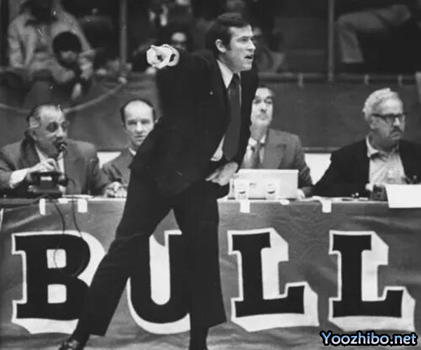 1970-71赛季，迪克-莫塔如何引领芝加哥<a href=/lanqiuxiangguan/bulls/ target=_blank class=infotextkey>公牛</a>队逆袭，揽获最佳教练殊荣